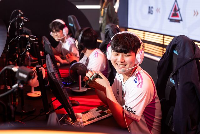 ©AP신문(AP뉴스)/ 이미지 제공 = 크래프톤 ▲광동 프릭스의 빈(BeaN·오원빈) 선수가 3일 중국 상하이 글로벌 콘텐트 수출 센터에서 진행된&nbsp;PGS 4 그룹 스테이지 A·B조 경기 매치6에서 치킨 획득 후 기뻐하고 있다.