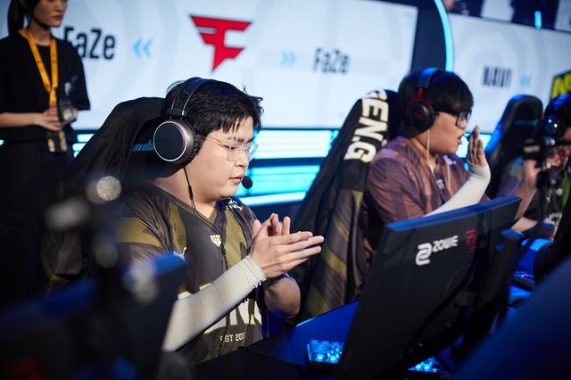 ©AP신문(AP뉴스)/ 이미지 제공 = 크래프톤 ▲젠지의 애더(Adder·정지훈) 선수와 발포(Barpo·김민재) 선수가 4일 중국 상하이 글로벌 콘텐트 수출 센터에서 진행된 PGS 4 그룹 스테이지 B·C조 경기 매치3에서 치킨을 획득한 이후 박수를 치며 기뻐하고 있다.