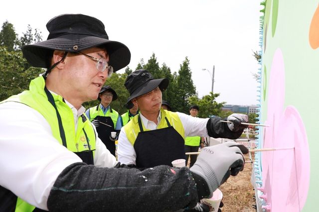 ©AP신문(AP뉴스)/ 이미지 제공 = NH투자증권 ▲NH투자증권이 농협경제지주 축산경제와 함께 ‘세계 환경의 날’을 기념해 경기도 안성에 위치한 농협 안성팜랜드에서 축산환경개선 사업 행사를 진행했다. 안병우 축산경제 대표(왼쪽)와 윤병운 NH투자증권 대표(오른쪽)가 대형 저장소에 외부 경관 개선을 위한 벽화를 그리고 있다.