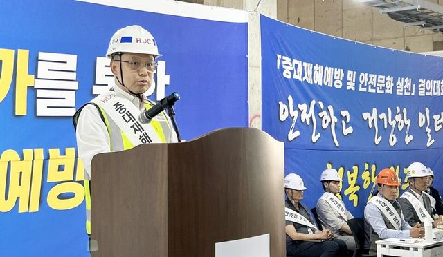 ©AP신문(AP뉴스)/ 이미지 제공 = HDC현대산업개발 ▲조태제 HDC현대산업개발 CSO가 지난 4일 광주 A1현장에서 개최된 '안전문화 실천 릴레인 캠페인 개회식'에 참석해 안전 다짐을 위한 결의문을 낭독하고 있다.