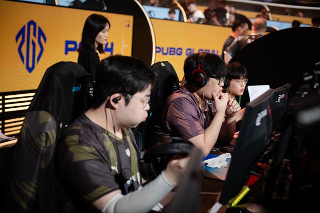 ©AP신문(AP뉴스)/ 이미지 제공 = 크래프톤 ▲젠지 선수단. 왼쪽부터 애더, 발포, 토시 선수