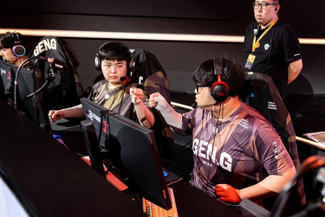 ©AP신문(AP뉴스)/ 이미지 제공 = 크래프톤 ▲젠지 애더 선수와 발포 선수가 8일 중국 상하이 글로벌 콘텐트 수출 센터에서 진행된&nbsp;PGS 4 파이널 스테이지 2일차 매치 11 치킨 획득 후 기뻐하고 있다.