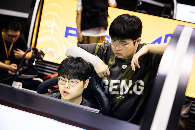 ©AP신문(AP뉴스)/ 이미지 제공 = 크래프톤 ▲젠지 토시 선수와 애더 선수