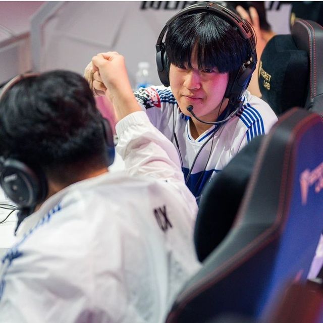 ©AP신문(AP뉴스)/ 이미지 제공 = 크래프톤 ▲DRX 씨재 선수와 큐엑스 선수가 치킨 획득 후 기쁨을 나누고 있다.