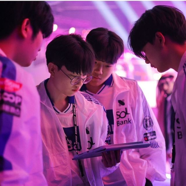 ©AP신문(AP뉴스)/ 이미지 제공 = 크래프톤 ▲DRX ‘밍(MMING)’ 김상민 감독이 선수들과 피드백을 나누고 있다.