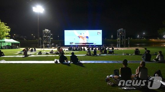 AP신문 미디어동향 7월 5주 ⓒAP신문(AP뉴스)/&nbsp; 29일 새벽 전남 순천시 오천그린광장에서 2024 파리올림픽 여자 양궁 단체전 응원전이 전날 밤부터 자정을 넘긴 시간까지 이어지고 있다. 사진= 뉴스1
