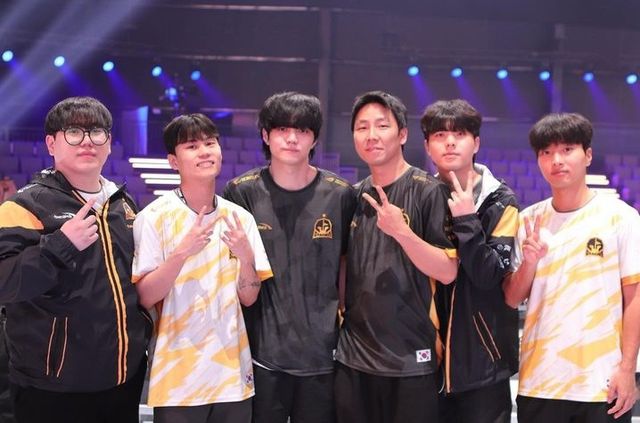 ©AP신문(AP뉴스)/ 이미지 제공 = 다나와 이스포츠 ▲(왼쪽부터) '태민' 강태민 선수, '로키' 박정영 선수, '이노닉스' 나희주 선수, 신명관 감독, '디엘' 김진현 선수, '히카리' 김동환 선수