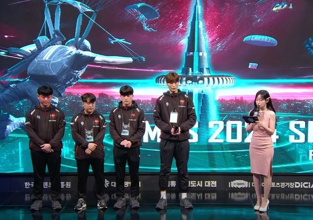 ©AP신문(AP뉴스)/ 이미지 제공 = 크래프톤 ▲농심 레드포스 선수들이 곽민선 아나운서와 경기 후 인터뷰를 진행하고 있다.