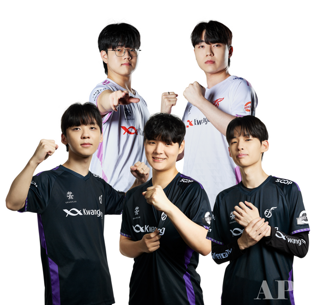 ​​©AP신문(AP뉴스) 편집 원다정/ 이미지 제공 = 크래프톤 ▲광동 프릭스 선수단. (윗줄 왼쪽부터 시계방향으로) '살루트' 우제현 선수, '헤븐' 김태성 선수, '헤더' 차지훈 선수, '빈' 오원빈 선수, '규민' 심규민 선수