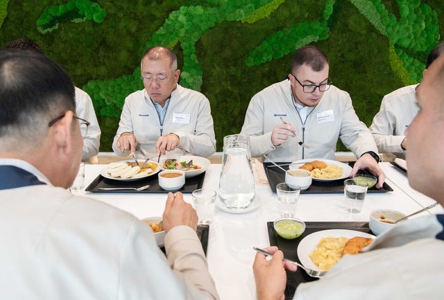 ©AP신문(AP뉴스)/ 이미지 제공 = 현대자동차그룹 ▲정의선 회장이 현대차 체코공장 및 유럽권역 근무 현지 임직원들과 오찬을 함께하며 격려하고 있다.