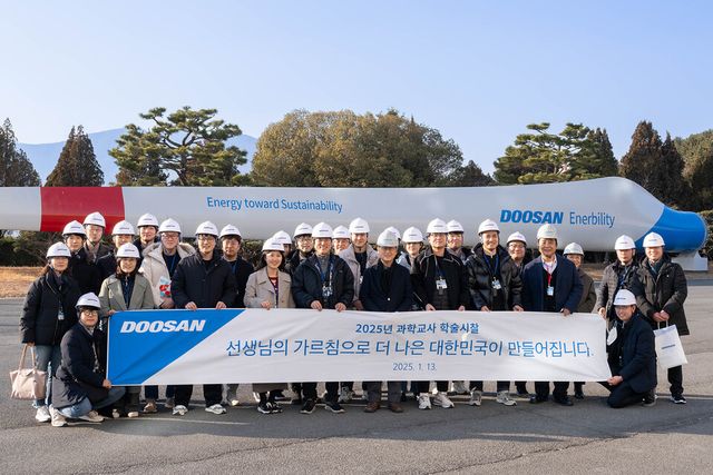 ©AP신문(AP뉴스)/ 이미지 제공 = 두산그룹 ▲두산연강재단 박용현 이사장(앞줄 오른쪽 네 번째)과 과학교사 학술시찰단이 지난 13일 경남 창원 두산에너빌리티 본사에서 기념사진을 촬영하고 있다.