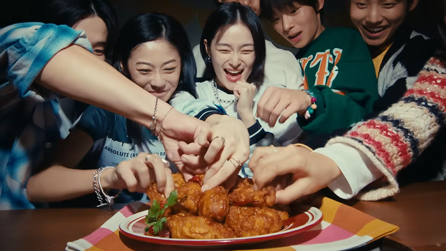 [AP신문 광고평론 No.1201]&nbsp;​​​​​​​'불금'에 파티를 즐기며 치킨을 먹는 젊은 소비자. 사진 bhc치킨 유튜브 캡처ⓒAP신문(AP뉴스)