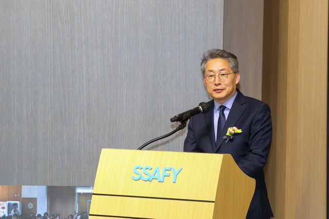 ©AP신문(AP뉴스)/ 이미지 제공 = 삼성전자 ▲24일 서울 강남구 '삼성청년SW아카데미' 서울캠퍼스에서 열린 SSAFY 13기 입학식에 참석한 고용노동부 김민석 차관이 축사를 하고 있다.