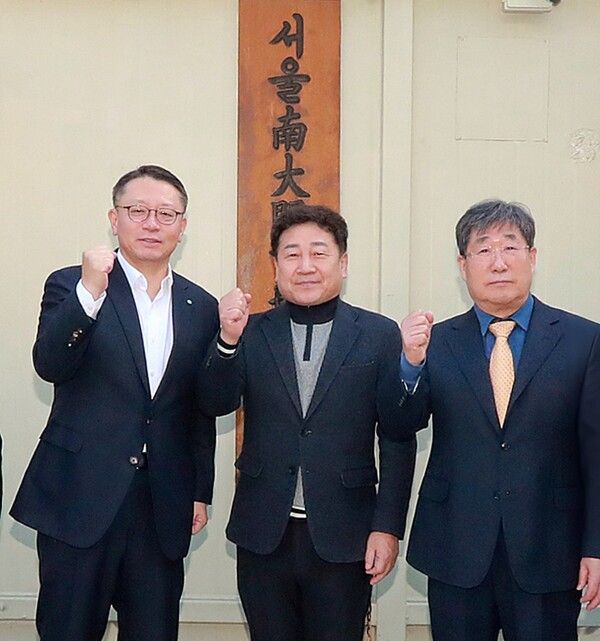 ⓒAP신문(AP뉴스) /&nbsp;정진완 우리은행장이 지난&nbsp;2일 새해 첫 행보로 남대문시장상인회를 방문했다. (왼쪽부터)&nbsp;우리은행 정진완 은행장,&nbsp;남대문시장상인회 문남엽 회장,&nbsp;남대문시장㈜ 박칠복 대표이사가 기념사진을 촬영하고 있다.