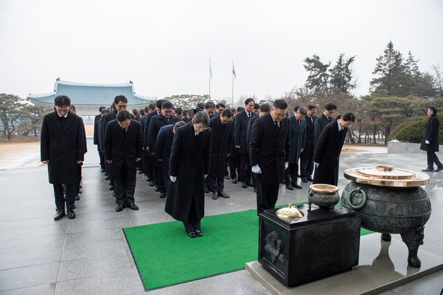 ©AP신문(AP뉴스)/ 이미지 제공 = LIG넥스원 ▲구본상 LIG 회장을 비롯한 ㈜LIG, LIG넥스원, LIG시스템, 휴세코, 이노와이어리스 등의 주요 관계자들이 서울 현충원을 방문해 애국 시무식을 진행했다.