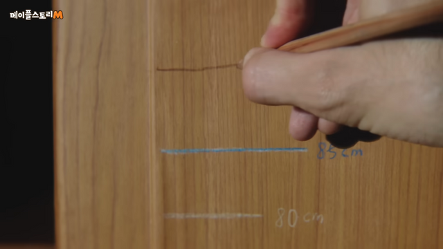 [AP신문 광고평론 No.1192]&nbsp; ​​​​​​​아이의 키를 재며 성장을 암시한다. 사진 메이플스토리M 유튜브 캡처ⓒAP신문(AP뉴스)