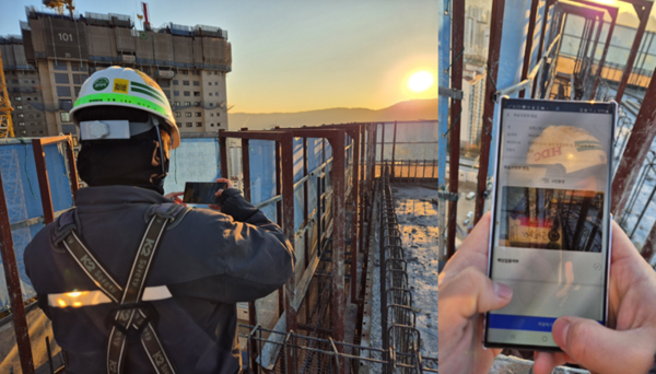 ⓒAP신문(AP뉴스)/ 이미지 제공 = HDC현대산업개발&nbsp;▲HDC현대산업개발 직원이 건설현장에서 모바일로 I-QMS를 활용해 품질점검을 진행하고 있다.