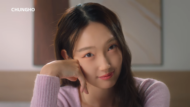 [AP신문 광고평론 No.1193]&nbsp; ​​​​​​​제품의 색상과 모델의 톤을 맞췄다. 사진 청호나이스 유튜브 캡처ⓒAP신문(AP뉴스)