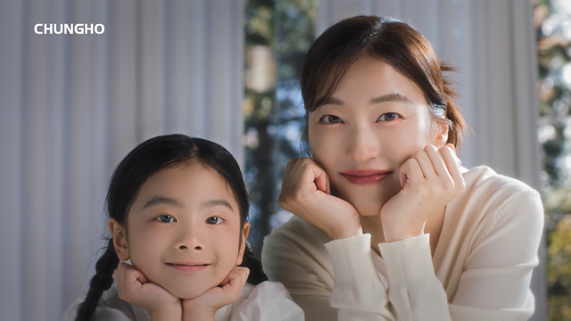 [AP신문 광고평론 No.1193]&nbsp; 모델들로 '사랑스러움'을 전달한다. 사진 청호나이스 유튜브 캡처ⓒAP신문(AP뉴스)