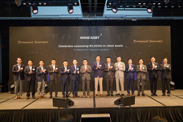 ©AP신문(AP뉴스)/이미지 제공 = 미래에셋증권 ▲미래에셋그룹 박현주 회장(왼쪽에서 7번째), 김미섭 부회장(왼쪽에서 5번째), 허선호 부회장(오른쪽에서 4번째) 등이 1일 서울 포시즌스호텔에서 열린 고객자산 1000조원 돌파 행사에 참석해 기념촬영을 하고 있다.