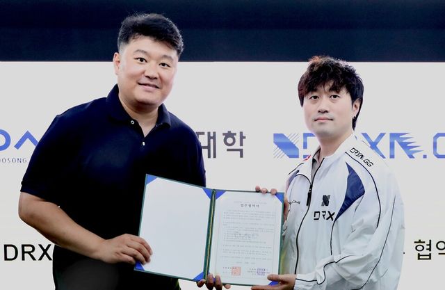 ⓒAP신문(AP뉴스)/ 이미지 제공 = DRX ▲지난 26일 서울 마포구 DRX 사옥에서 진행된 협약식에서 강현종 우송정보대학 교수(좌)와 이시우 DRX 아카데미 부원장이 기념 촬영을 하고 있다.