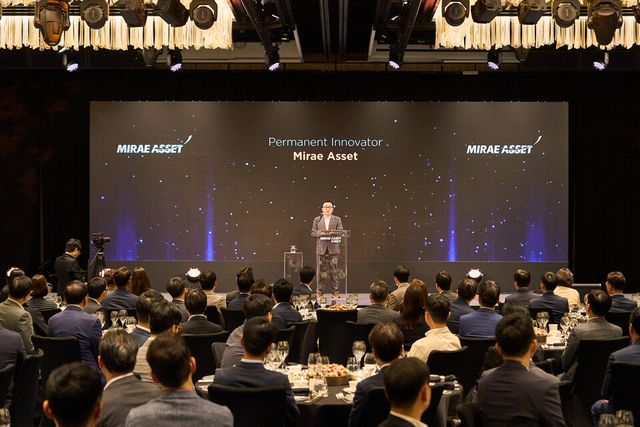 ©AP신문(AP뉴스)/이미지 제공 = 미래에셋증권 ▲미래에셋그룹 박현주 회장이 1일 서울 포시즌스호텔에서 열린 고객자산 1000조원 돌파 행사에 참석해 기념연설을 하고 있다.