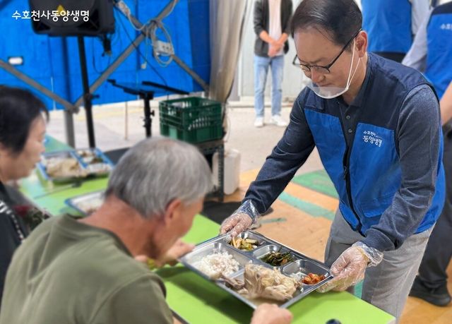 ©AP신문(AP뉴스)/이미지 제공 = 동양생명 ▲동양생명 성대규 대표이사가 영등포쪽방상담소에 방문해 어르신들께 건강한 한 끼를 대접하고 있다.