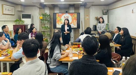사진설명 = 영등포구의회 양송이 의원이 ‘2025추석 글로벌 청년 교류 행사’에서 축사 중이다. (사진=리하오)