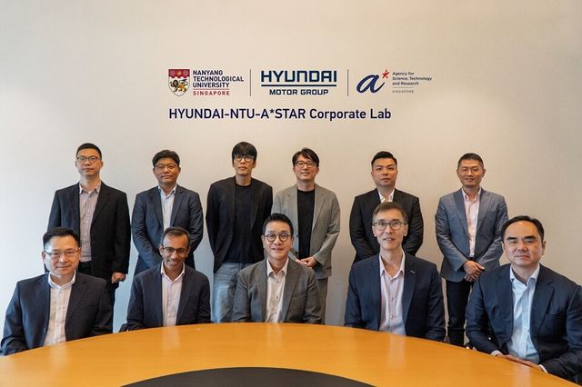 ©AP신문(AP뉴스)/이미지 제공 = 현대자동차그룹 ▲(앞줄 왼쪽부터) NTU 람쿽얀 부부총장, HMGICS CIO 알페시 파텔 상무, HMGICS 법인장 박현성 상무, A*STAR 과학 및 공학 연구 위원회 림켕후이 부청장, A*STAR 데이비드 로우 CEO, (뒷줄 왼쪽부터) NTU 후궈창 교수, NTU 문승기 부교수, 현대차 제조SW개발실 민정국 상무, HMGICS Core R&D lab 한승훈 상무, 싱가포르 경제개발청 이던 림 부본부장, A*STAR 연구개발부문 왕 웨이 부총괄책임자가 지난 3일 지난 싱가포르 난양공대에서 열린 기업연구소 개소식에 참석해 기념촬영을 하고 있다.