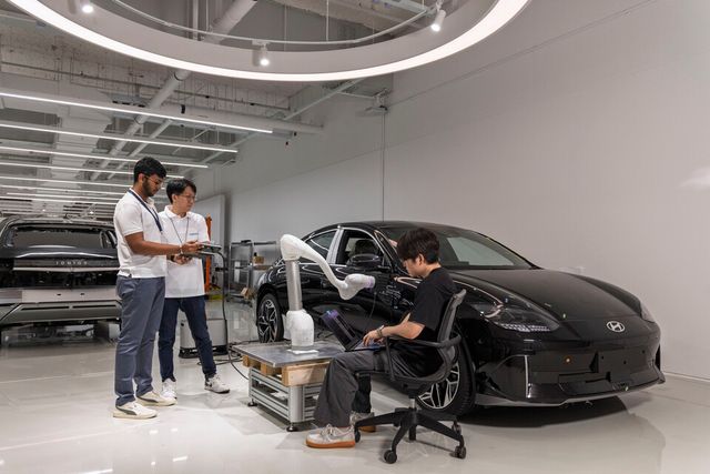 ©AP신문(AP뉴스)/이미지 제공 = 현대자동차그룹 ▲‘현대차그룹-NTU-A*STAR 기업 연구소(Hyundai-NTU-A*STAR Corporate Lab)’ 연구원들이 HMGICS에서 연구하는 모습