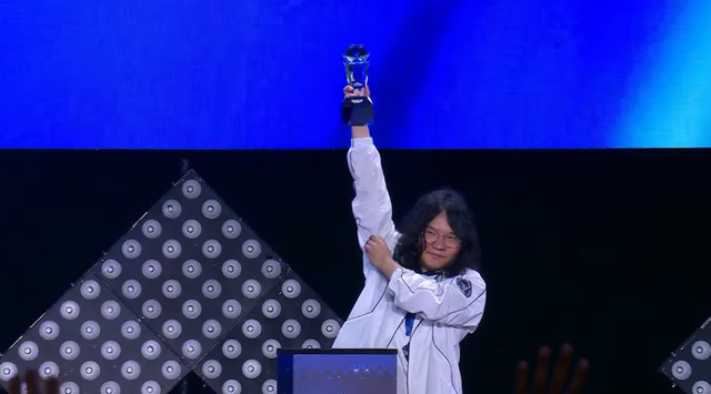 ⓒAP신문(AP뉴스)/ 이미지 제공 = DRX ▲DRX 레샤 선수가 트로피를 들고 세리머니를 하고 있다.