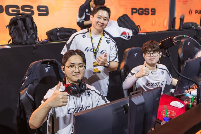 ©AP신문(AP뉴스)/이미지 제공 = 크래프톤 ▲젠지 '레클로' 강민준 감독과 '플레임' 문지훈, '오르카' 이장원 선수.