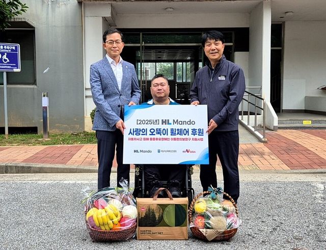 ©AP신문(AP뉴스)/이미지 제공 = HL그룹 ▲전북특별자치도 익산시 인근에 거주하는 수혜자 자택을 방문해 '사랑의 오뚝이 휠체어' 기증식을 가졌다. 자동차손해배상진흥원 신세계 본부장(왼쪽), HL만도 신성호 상무(오른쪽).