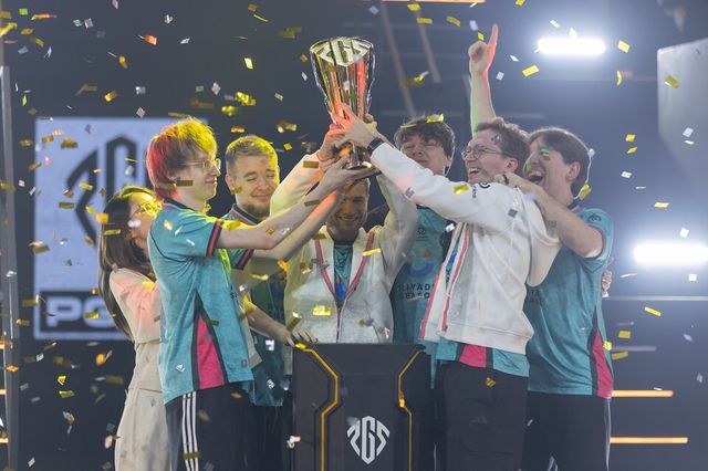 ©AP신문(AP뉴스)/이미지 제공 = 크래프톤 ▲트위스티드 마인즈가 19일 말레이시아 세렘반 카리스마 아레나에서 열린 크래프톤 주최 배틀그라운드 e스포츠 국제 대회 'PGS 9' 파이널 스테이지 최종일 경기에서 197점(128킬)으로 정상을 차지한 후 우승 트로피를 들어올리고 있다.