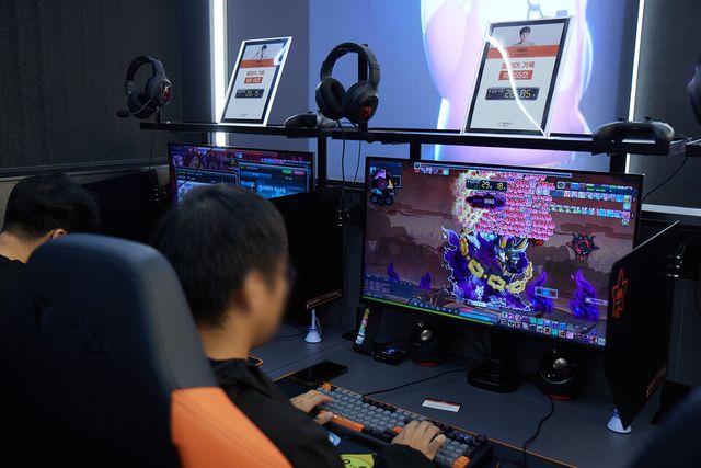 ©AP신문(AP뉴스)/이미지 제공 = 넥슨 ▲'메이플 아지트'를 찾은 이용자들이 '크리에이터를 이겨라' 이벤트에 참여하고 있다.