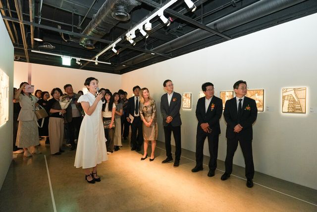 ©AP신문(AP뉴스)/이미지 제공 = 효성그룹 ▲17일 예술의전당 한가람미술관에서 이정원 효성 커뮤니케이션실장(오른쪽에서 세 번째),&nbsp;송형종 서울문화재단 대표이사(오른쪽에서 두 번째),&nbsp;이재석 예술의전당 사장 직무대행(오른쪽에서 첫 번째)이 '감각의 서사' 전시를 관람하고있다.