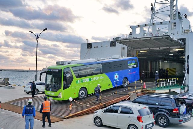 ©AP신문(AP뉴스)/ 이미지 제공 = 롯데웰푸드 ▲ 지난 23일 롯데웰푸드 닥터자일리톨버스가 울릉도 사동항에서 입도하고 있다.