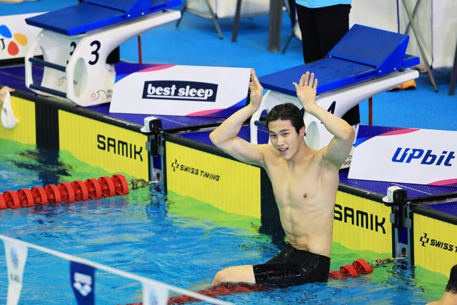 ©AP신문(AP뉴스)/이미지 제공 = SK텔레콤 ▲SKT가 후원하는 노민규 선수가 제106회 전국체육대회에서 수영 5관왕을 차지한 후 환호하고 있다.