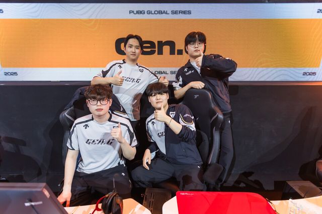 ©AP신문(AP뉴스)/이미지 제공 = 크래프톤 ▲젠지가 28일 말레이시아 세렘반의 카리스마 아레나에서 열린 'PGS 10' 그룹 스테이지 데이 2 매치 6에서 치킨 획득 기념촬영을 하고 있다. 사진 왼쪽부터 시계방향으로 '오르카' 이장원, '플레임' 문지훈, '토시'성윤모, '빈' 오원빈 선수.&nbsp;
