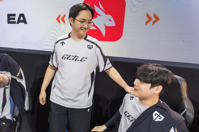 ©AP신문(AP뉴스)/이미지 제공 = 크래프톤 ▲젠지 '플레임' 문지훈 선수(왼쪽)와 '빈' 오원빈 선수가 치킨 획득 후 대화를 나누고 있는 모습.