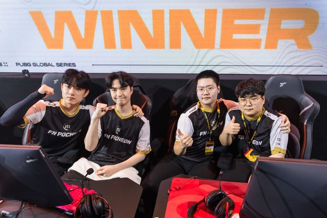 ©AP신문(AP뉴스)/이미지 제공 = 크래프톤 ▲FN 포천이 29일 말레이시아 세렘반의 카리스마 아레나에서 열린 'PGS 10' 그룹 스테이지 데이 3 매치 2에서 치킨 획득 기념촬영을 하고 있다. 사진 왼쪽부터 '렉스' 김해찬, '스타로드' 이종호, '브레이커스' 송민근, '제니스' 이재성 선수.