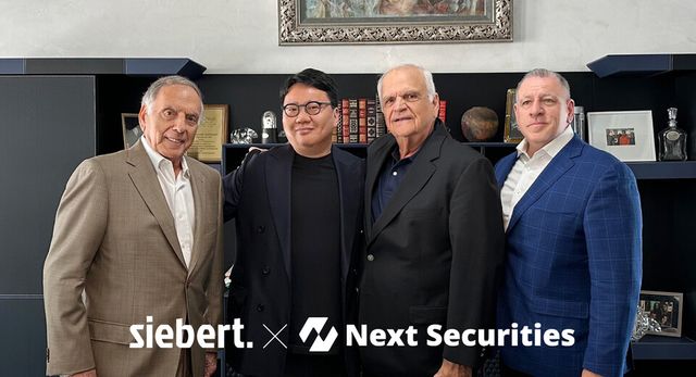 ©AP신문(AP뉴스)/이미지 제공 = 넥스트증권 ▲(왼쪽부터) 존 게비아 시버트 대표, 김승연 넥스트증권 대표, 찰스 자바타 시버트 이사회 위원, 랄프 다이우토 주니어 시버트 최고법률책임자가 전략적 협약 체결 기념촬영을 하고 있다.