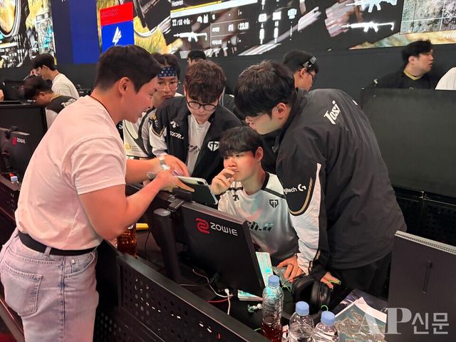 ©AP신문(AP뉴스) 박수연 기자 = ▲'레클로' 강민준 감독이 지난 9월 28일 한국지역 대회&nbsp;'PWS(PUBG WEEKLY SERIES, 펍지 위클리 시리즈) 2025' 파이널 최종일 경기에서 선수들과 작전에 대해 조율하고 있다.