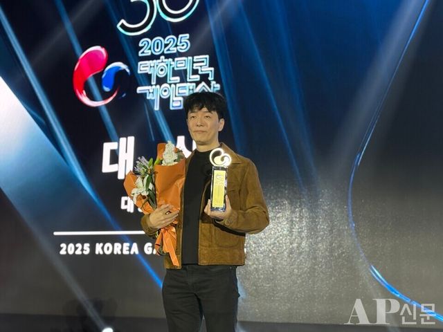 ⓒAP신문(AP뉴스)/ 박수연 기자 = ▲12일 부산 벡스코 제2전시장에서 열린 ‘2025 대한민국 게임대상’ 시상식에서 김동건 데브캣 대표가 대상 수상 후 기념 사진을 찍고 있다.