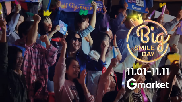 [AP신문 광고평론 No.1421]&nbsp; ​​​​​​​객석에서 환호 중인 가수 박완규와 김경호. 사진 G마켓 유튜브 캡처ⓒAP신문(AP뉴스)