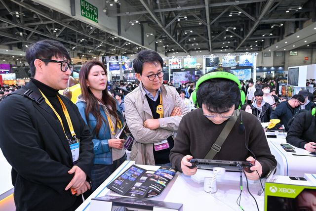 ©AP신문(AP뉴스)/이미지 제공 = 넷마블 ▲방준혁 의장은 지스타 개막 이틀째인 14일 부산 해운대 벡스코에 마련된 넷마블 부스를 방문해 관람객과 직접 소통하며 게임 산업의 최신 흐름을 확인했다.