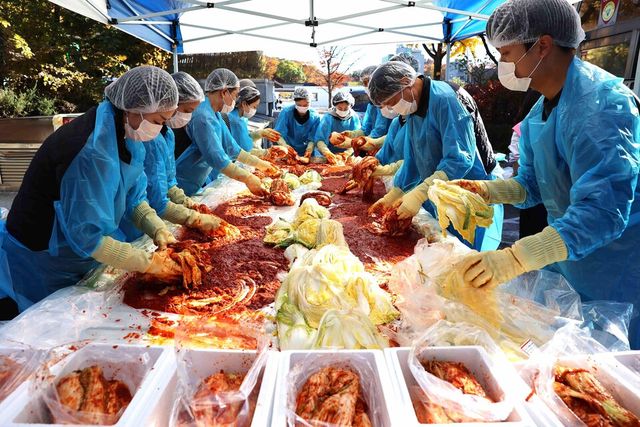 ©AP신문(AP뉴스)/이미지 제공 = LX인터내셔널 ▲LX인터내셔널 임직원들이 김장 나눔 봉사활동을 진행하고 있다.