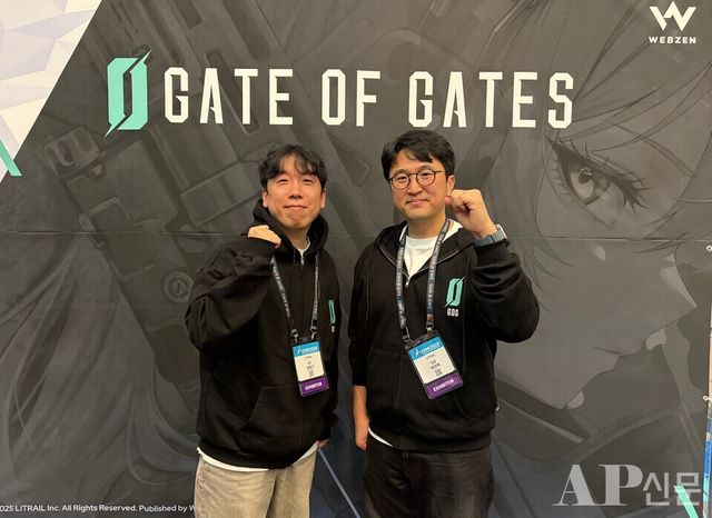 ⓒAP신문(AP뉴스)/ 박수연 기자 =&nbsp;▲14일 부산 벡스코에서 열린 ‘게이트 오브 게이츠’ 개발자 토크쇼 후 정명근 아트디렉터와 박찬혁 기획팀장이 기념 사진을 찍고 있다.&nbsp;