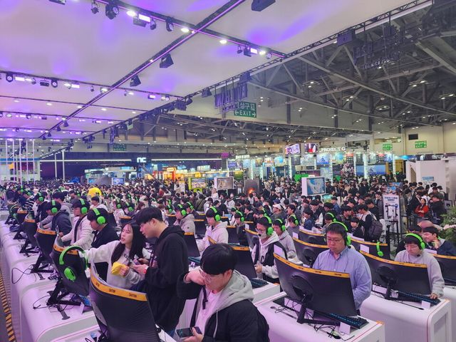 ©AP신문(AP뉴스)/이미지 제공 = 넷마블 ▲넷마블은 ‘지스타 2025’에 출품한 ▲일곱 개의 대죄: Origin ▲몬길: STAR DIVE ▲나 혼자만 레벨업: 카르마 ▲이블베인 ▲SOL: enchant, 5종의 작품이 관람객들로부터 긍정적인 반응을 얻으며 신작을 체험하려는 이용자들의 발길이 이어지고 있다.