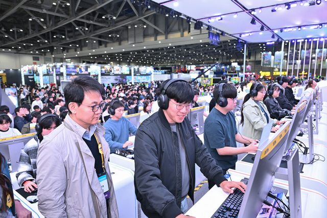 ©AP신문(AP뉴스)/이미지 제공 = 넷마블 ▲방준혁 의장은 지스타 개막 이틀째인 14일 부산 해운대 벡스코에 마련된 넷마블 부스를 방문해 관람객과 직접 소통하며 게임 산업의 최신 흐름을 확인했다.